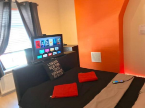 King TV-Bed En-suite MediaCity, MUFC, Salford